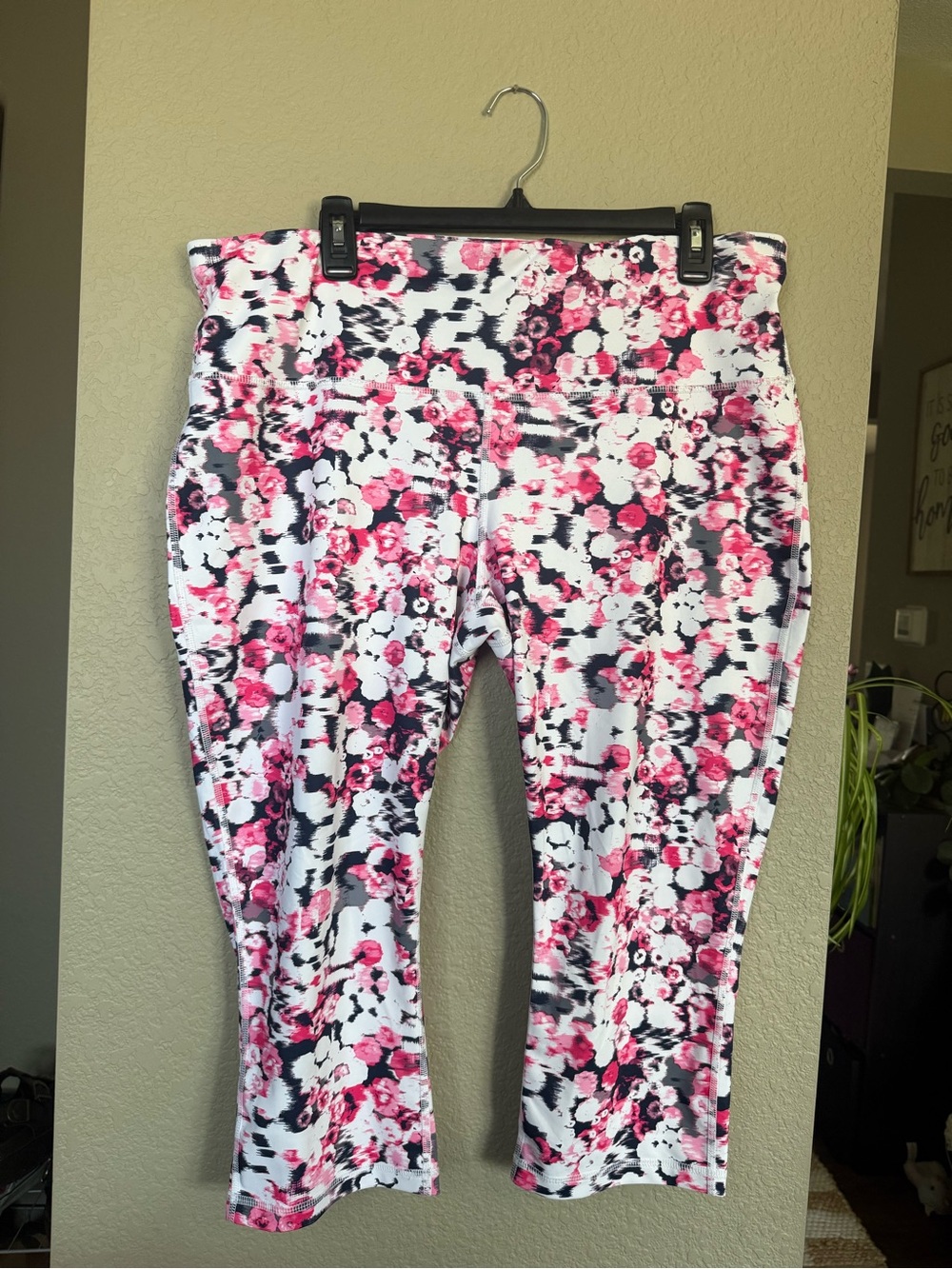 Xersion Pink Black White Floral Capri Leggings